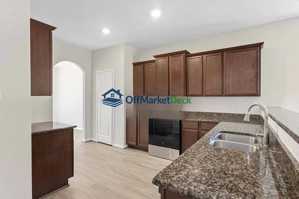 Off-market house in Harris County, Texas — 3 beds, 2 baths, $229,900 — photo 8 of 8
