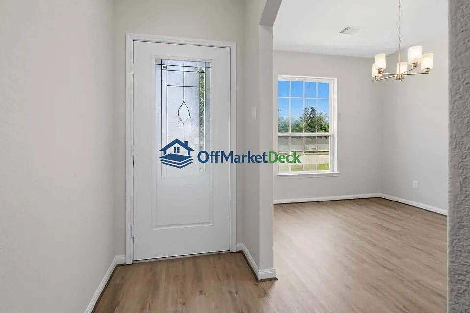 Off-market house in Harris County, Texas — 3 beds, 2 baths, $229,900 — photo 2 of 8