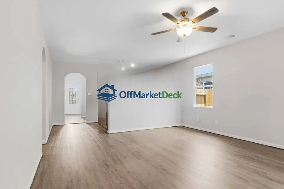 Off-market house in Harris County, Texas — 3 beds, 2 baths, $229,900 — photo 6 of 8