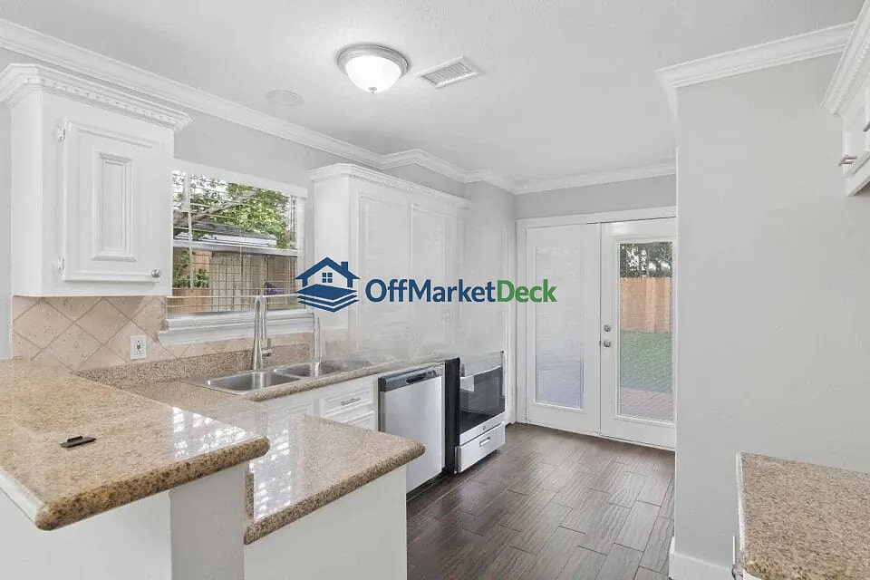 Off-market house in Channelview, Texas — 3 beds, 2 baths, $229,900 — photo 8 of 8