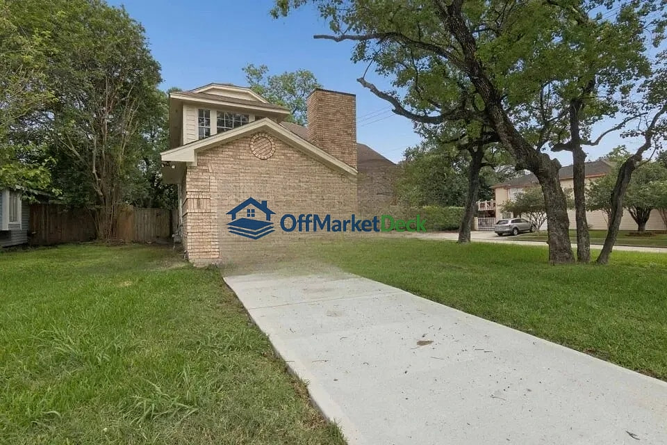 Off-market house in Channelview, Texas — 3 beds, 2 baths, $229,900 — photo 2 of 8