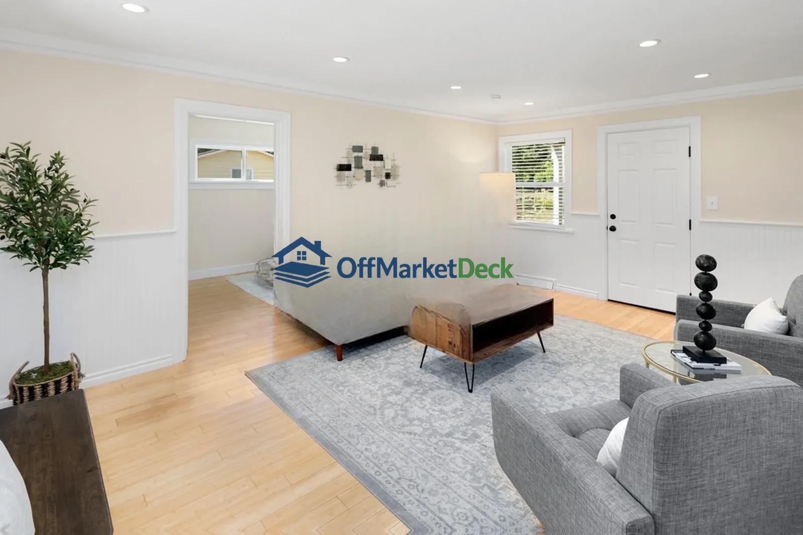 Off-market house in Shoreline, Washington — 2 beds, 1.5 baths, $650,000 — photo 4 of 8