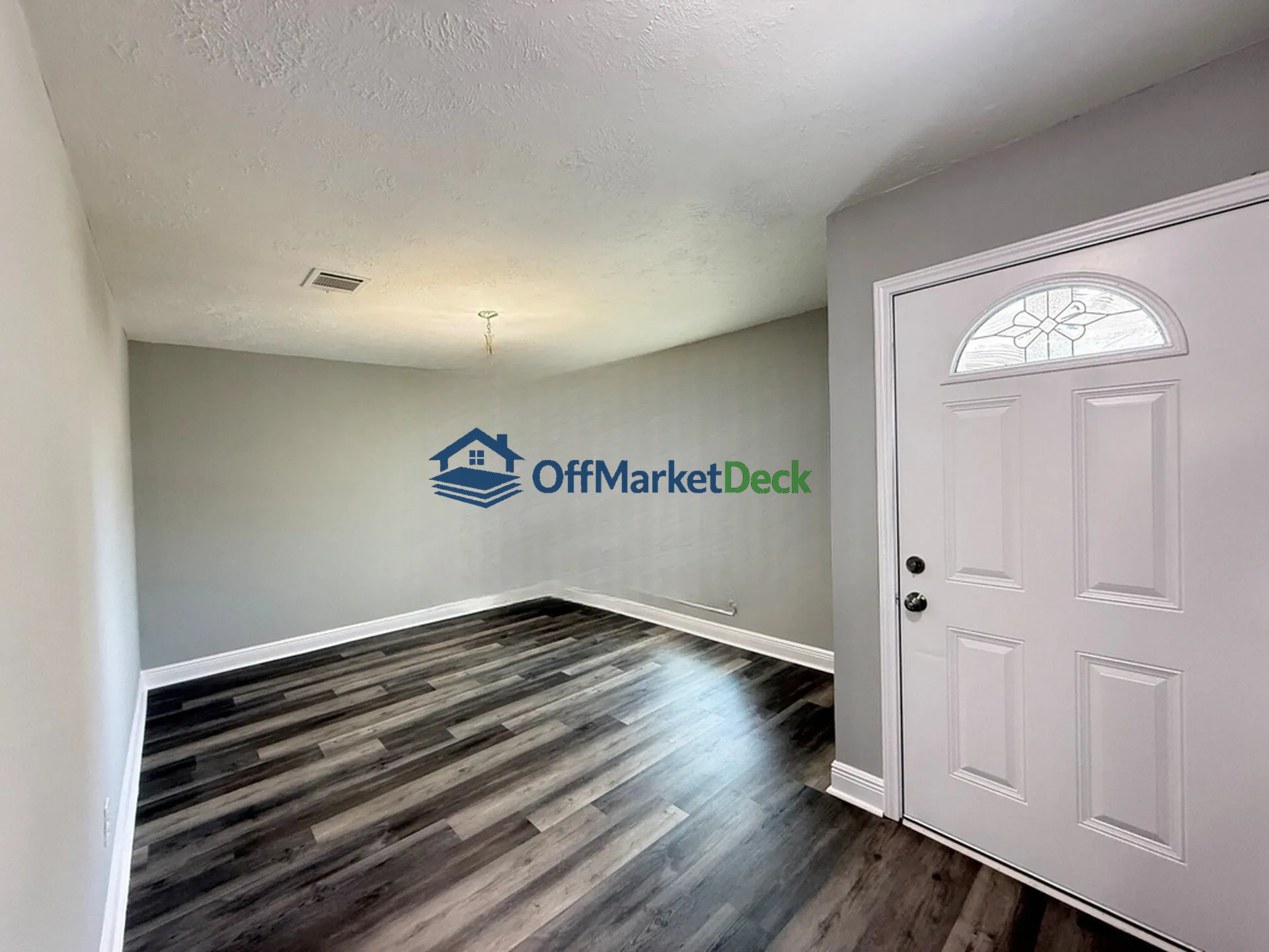Off-market house in Houston, Texas — 3 beds, 2 baths, $229,900 — photo 3 of 8