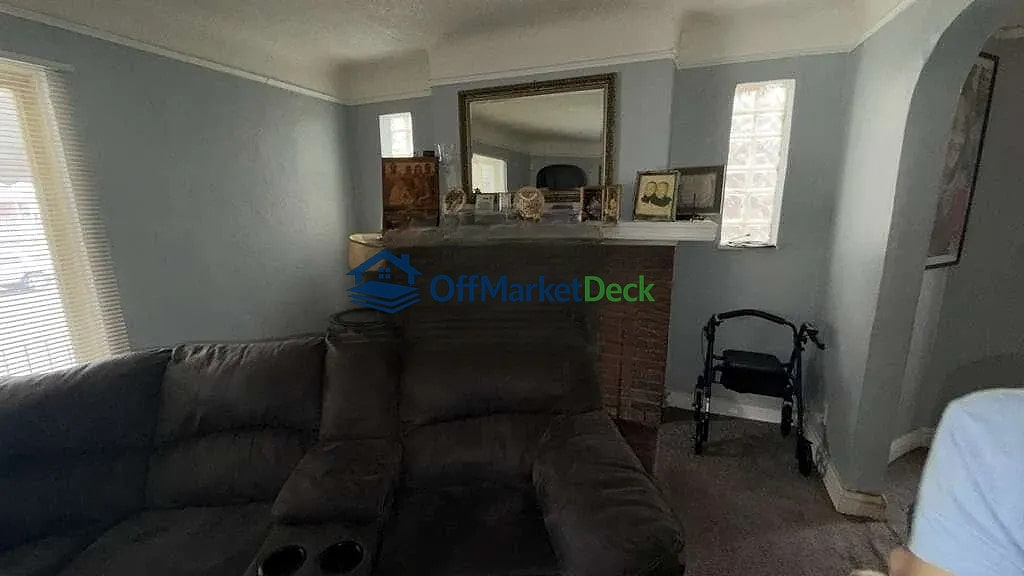 Off-market house in Detroit, Michigan — 4 beds, 2 baths, $149,900 — photo 4 of 8