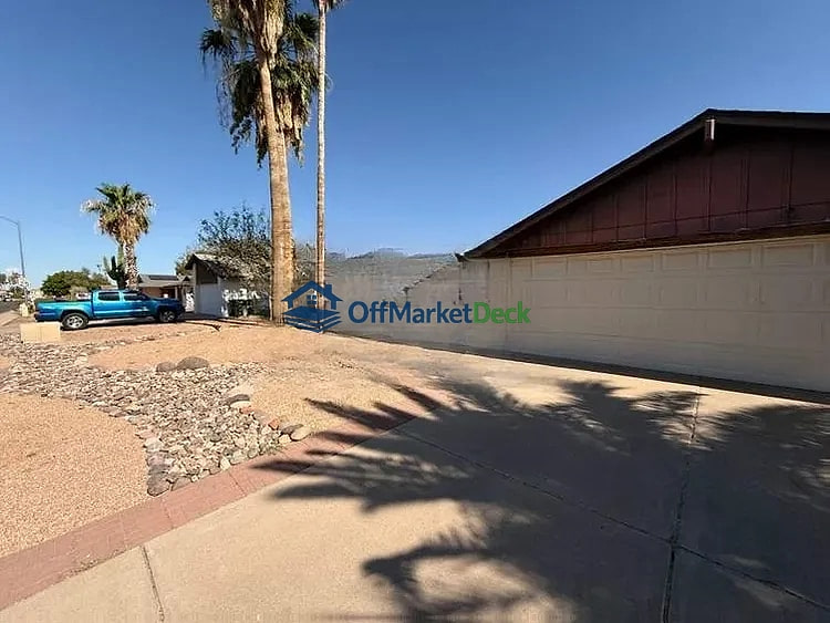 Off-market house in Phoenix, Arizona — 3 beds, 2 baths, $337,900 — photo 2 of 8