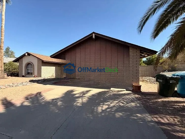 Off-market house in Phoenix, Arizona — 3 beds, 2 baths, $337,900 - Blurred background Image
