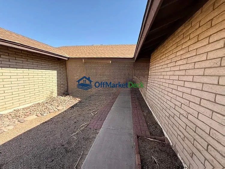 Off-market house in Phoenix, Arizona — 3 beds, 2 baths, $337,900 — photo 6 of 8