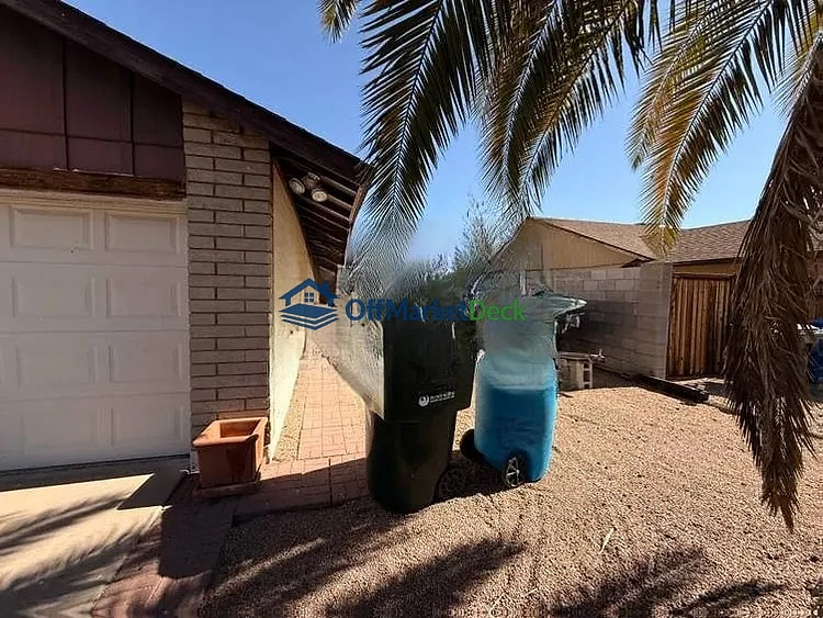 Off-market house in Phoenix, Arizona — 3 beds, 2 baths, $337,900 — photo 5 of 8