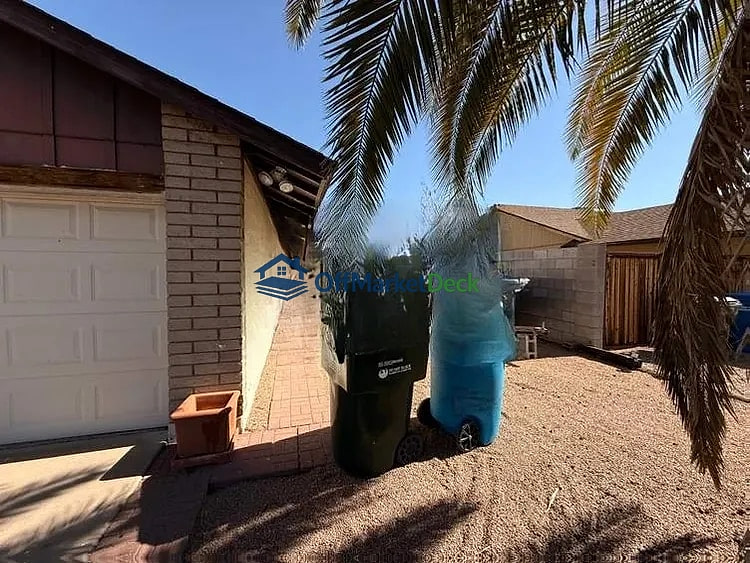 Off-market house in Phoenix, Arizona — 3 beds, 2 baths, $337,900 — photo 4 of 8