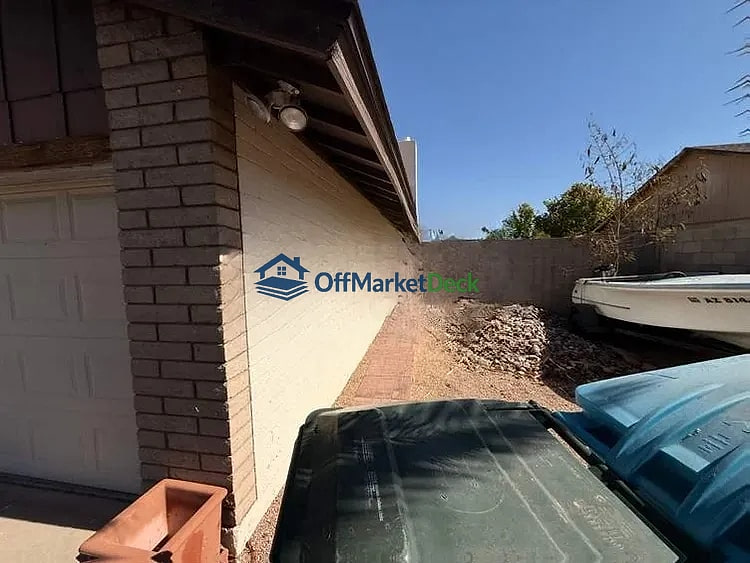 Off-market house in Phoenix, Arizona — 3 beds, 2 baths, $337,900 — photo 3 of 8