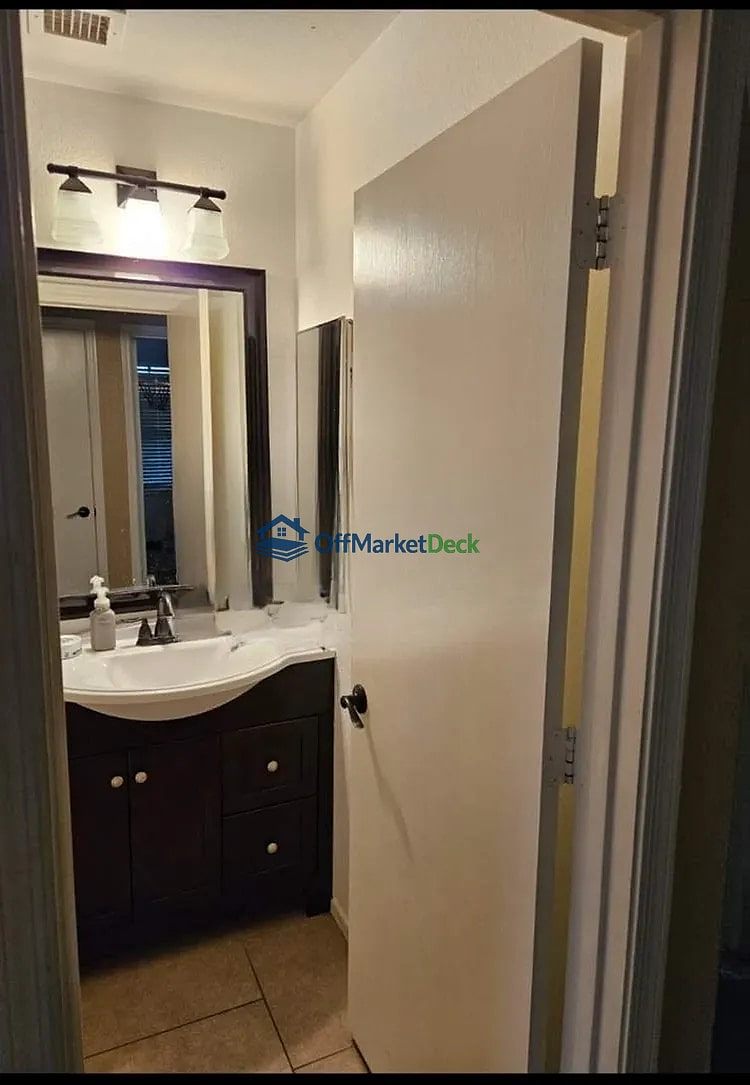 Off-market house in San Tan Valley, Arizona — 3 beds, 2 baths, $225,000 — photo 2 of 8