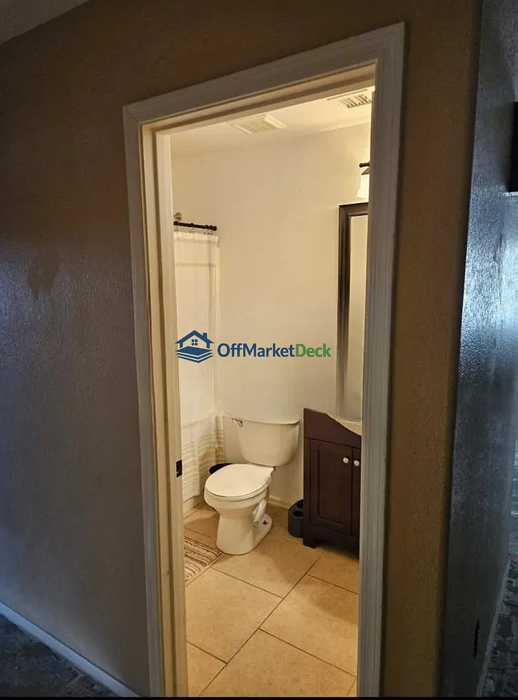 Off-market house in San Tan Valley, Arizona — 3 beds, 2 baths, $225,000 — photo 5 of 8