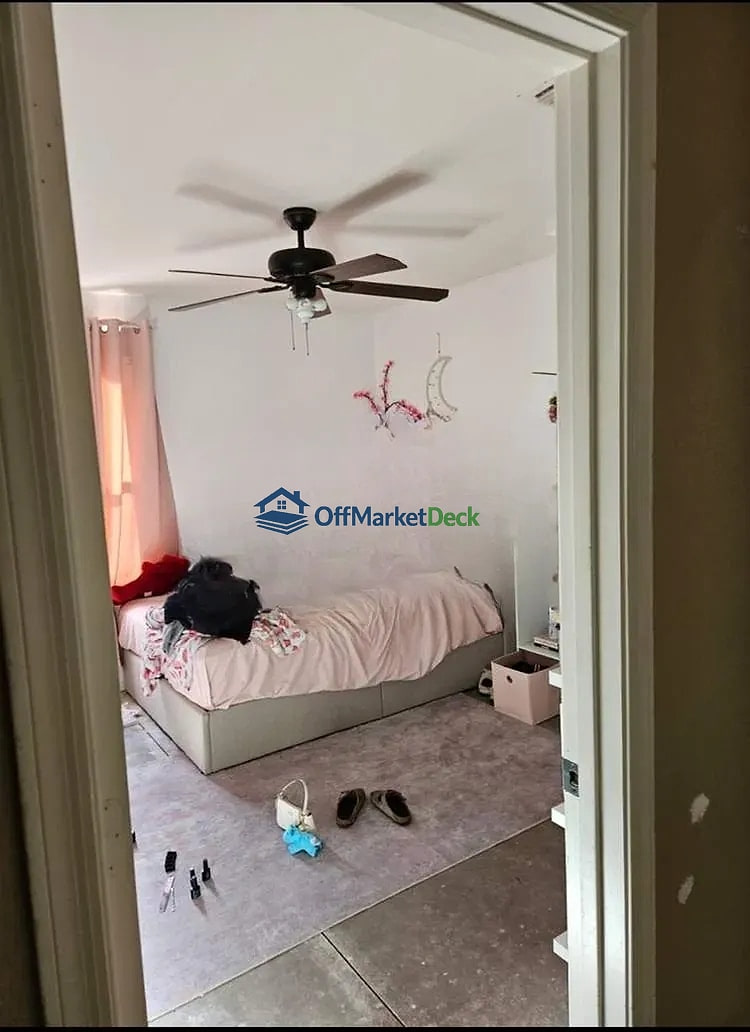 Off-market house in San Tan Valley, Arizona — 3 beds, 2 baths, $225,000 — photo 6 of 8