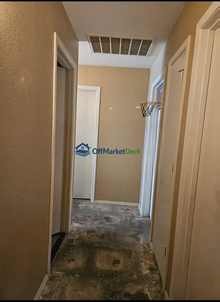 Off-market house in San Tan Valley, Arizona — 3 beds, 2 baths, $225,000 — photo 8 of 8