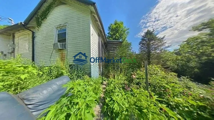 Off-market house in Carlisle, Kentucky — 2 beds, 2 baths, $45,000 — photo 2 of 8