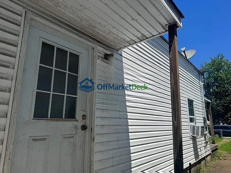 Off-market house in Louisville, Kentucky — 1 bed, 1 bath, $42,700 — photo 3 of 8