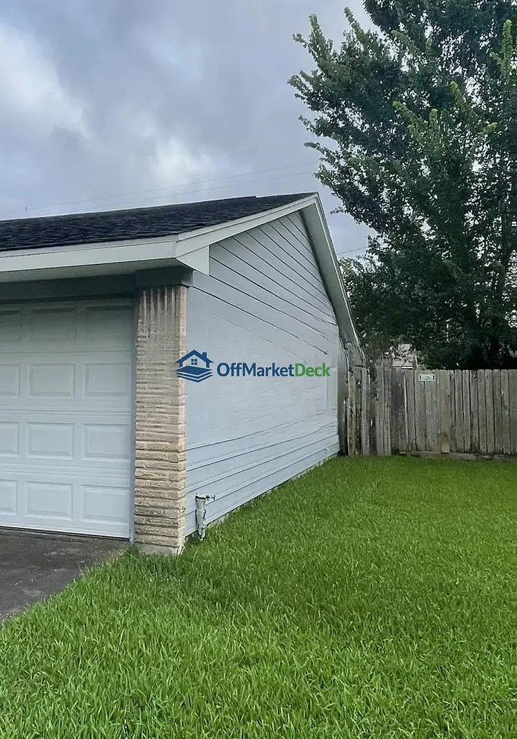 Off-market house in Houston, Texas — 3 beds, 2 baths, $195,500 — photo 3 of 4