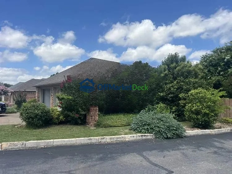 Off-market house in Carrollton, Texas — 3 beds, 2.5 baths, $424,999 — photo 2 of 8