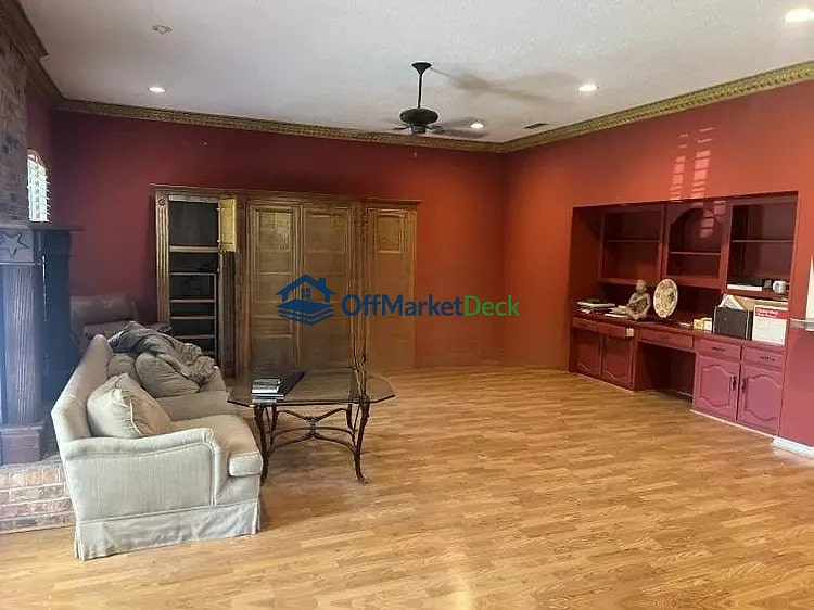 Off-market house in Carrollton, Texas — 3 beds, 2.5 baths, $424,999 — photo 6 of 8