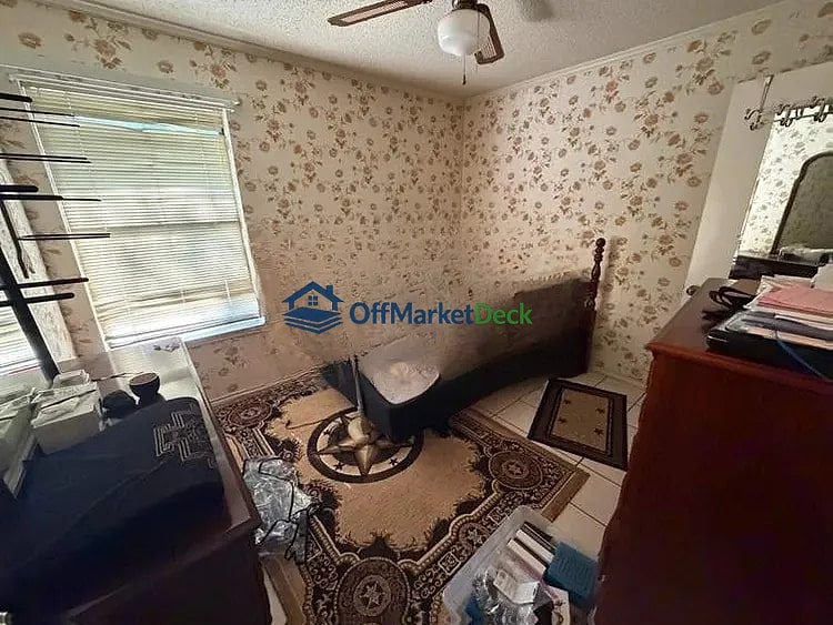 Off-market house in Corinth, Texas — 3 beds, 2 baths, $435,000 — photo 2 of 8