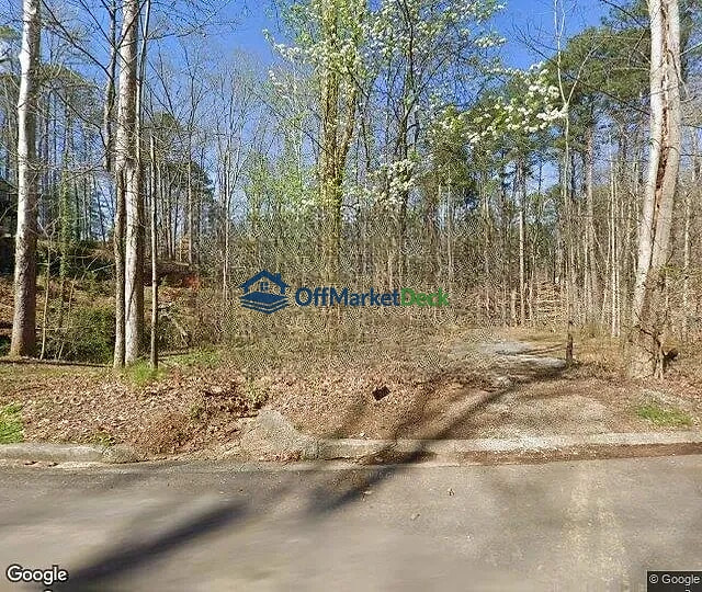 Off-market house in Woodstock, Georgia — 3 beds, 3 baths, $255,000 — photo 2 of 3