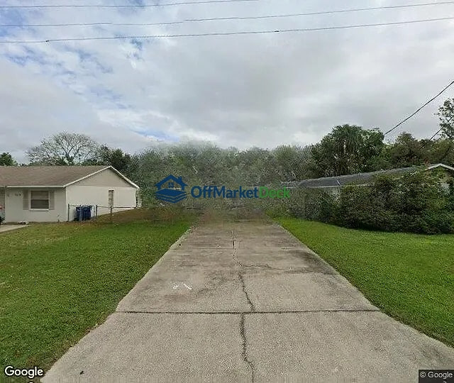 Off-market house in Bradenton, Florida — 3 beds, 2 baths, $159,990 — photo 2 of 3