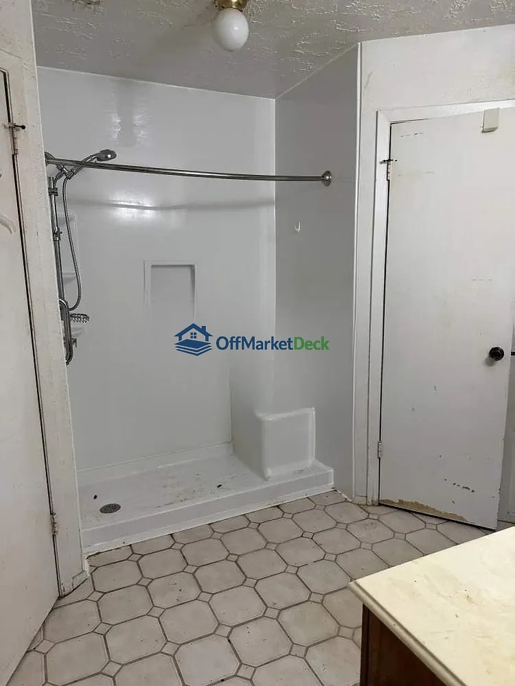 Off-market house in Houston, Texas — 3 beds, 2 baths, $140,000 — photo 8 of 8