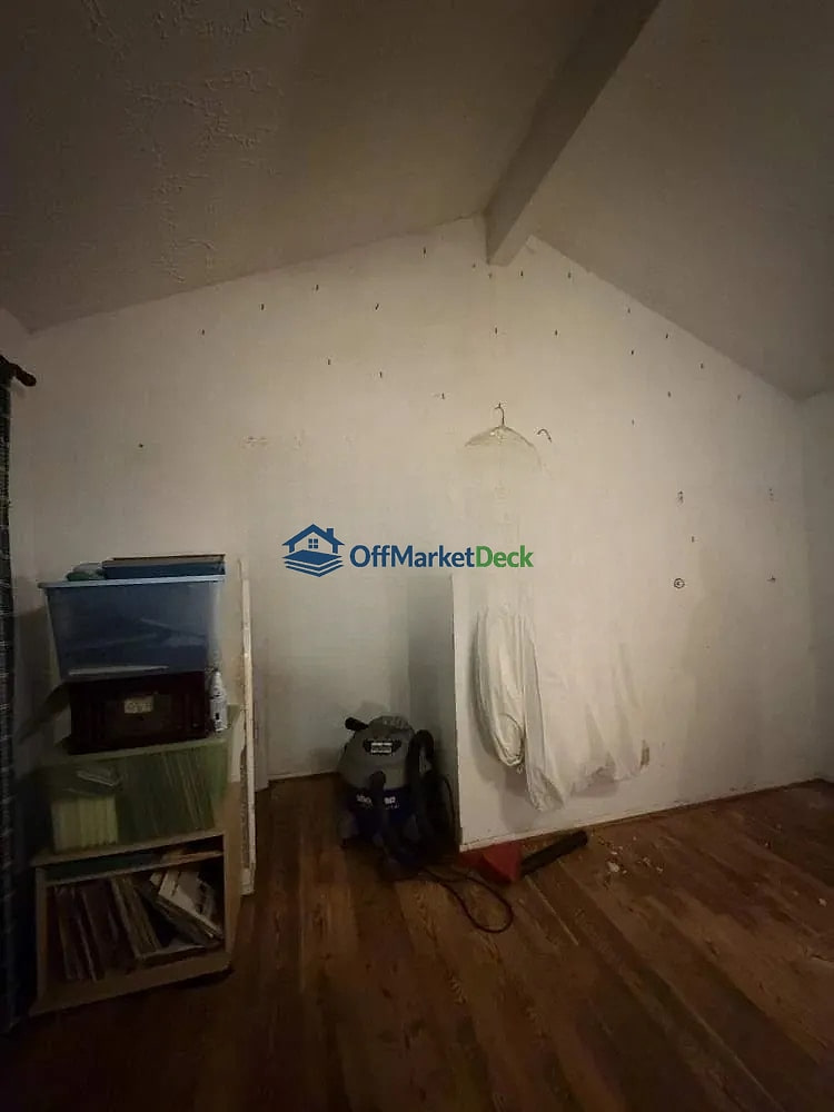 Off-market house in Houston, Texas — 3 beds, 2 baths, $140,000 — photo 5 of 8