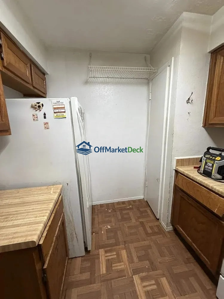 Off-market house in Houston, Texas — 3 beds, 2 baths, $140,000 — photo 3 of 8
