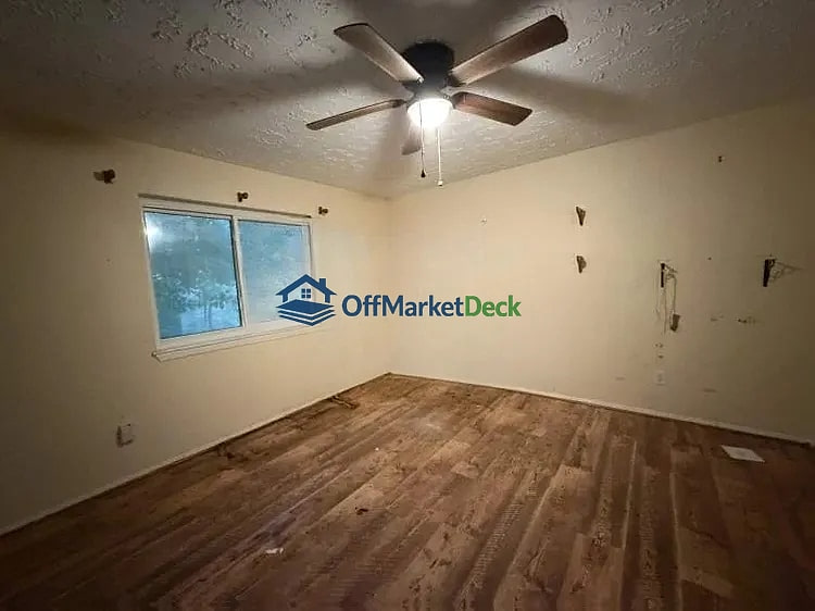 Off-market house in Houston, Texas — 3 beds, 2 baths, $140,000 — photo 6 of 8