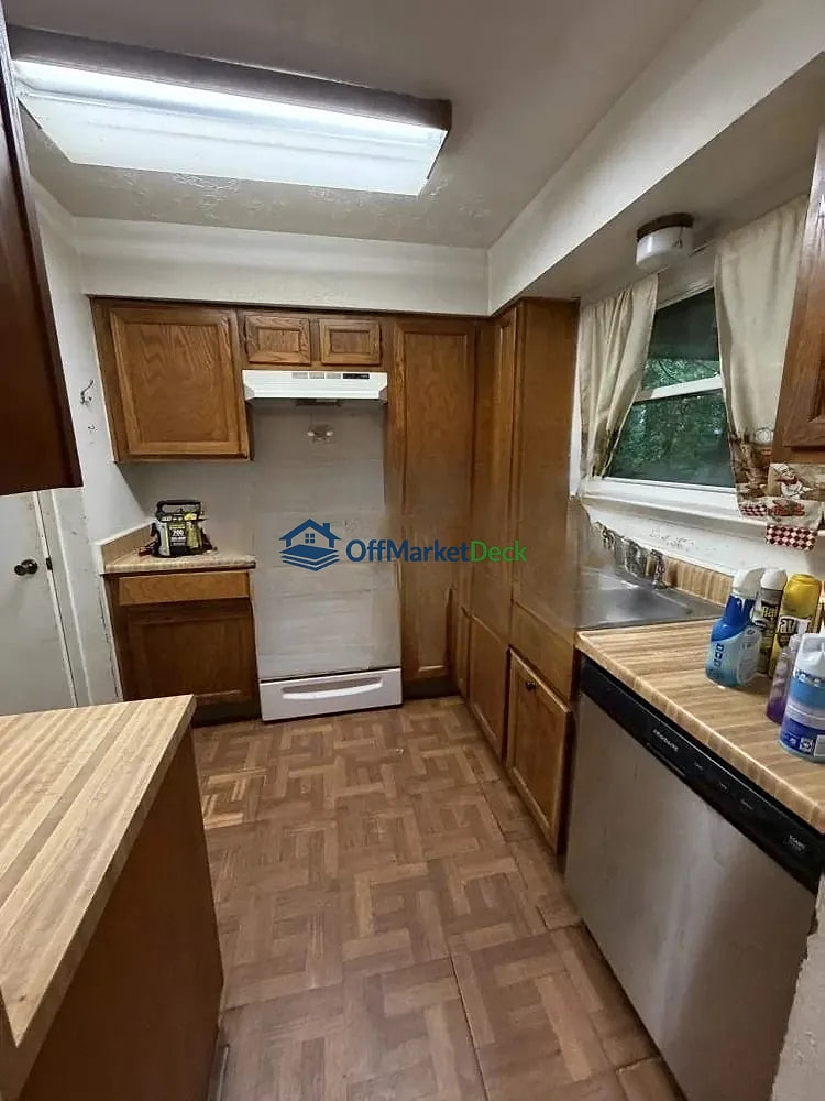 Off-market house in Houston, Texas — 3 beds, 2 baths, $140,000 — photo 2 of 8