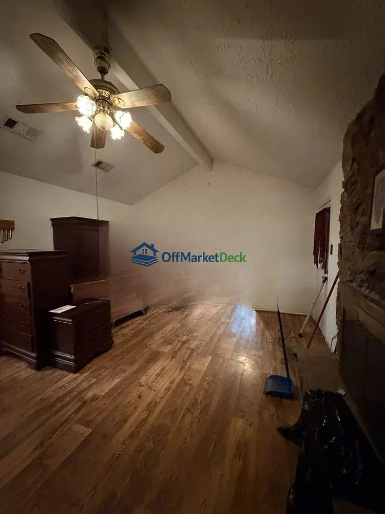Off-market house in Houston, Texas — 3 beds, 2 baths, $140,000 — photo 4 of 8