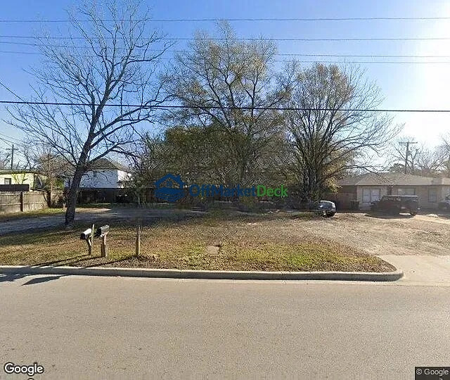 Off-market house in Conroe, Texas — 2 beds, 1 bath, $209,000 — photo 2 of 3