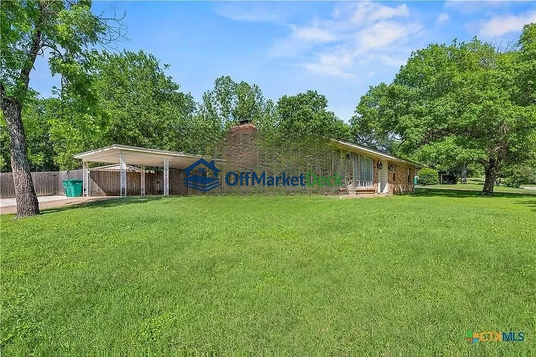 Off-market house in Belton, Texas — 3 beds, 2 baths, $295,000 — photo 2 of 8
