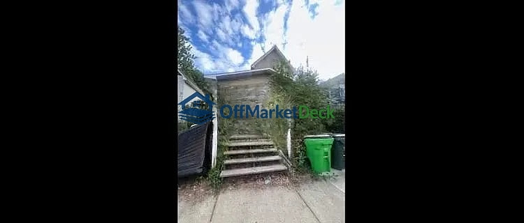 Off-market house in Uhrichsville, Ohio — 3 beds, 2 baths, $37,200 — photo 2 of 8
