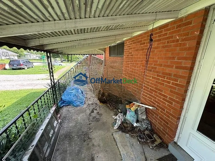 Off-market house in Shelbyville, Kentucky — 4 beds, 2 baths, $132,000 — photo 6 of 8