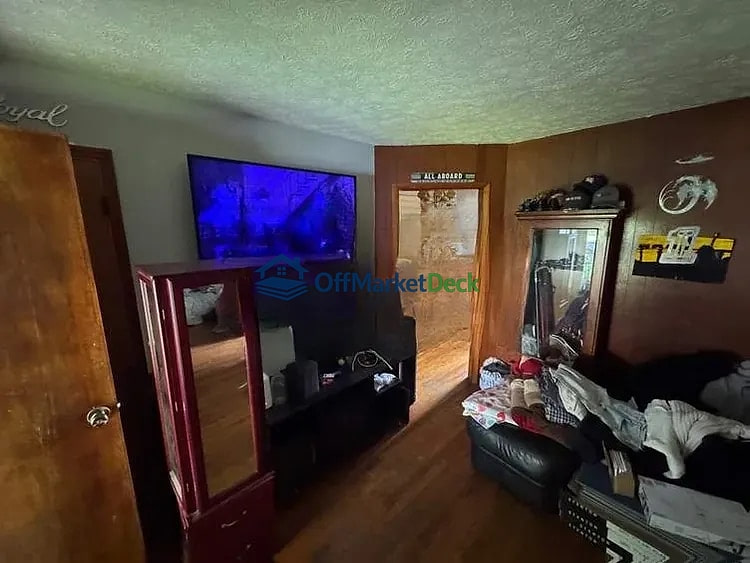 Off-market house in Shelbyville, Kentucky — 4 beds, 2 baths, $132,000 — photo 8 of 8