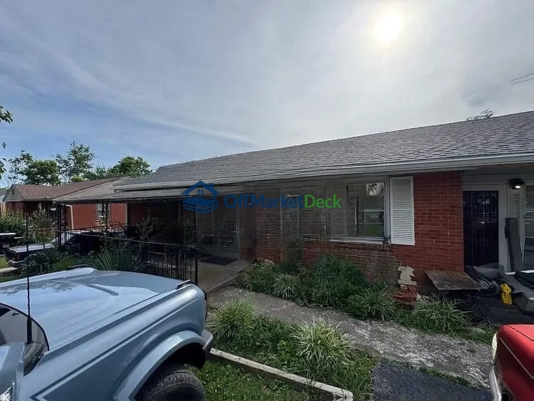 Off-market house in Shelbyville, Kentucky — 4 beds, 2 baths, $132,000 — photo 5 of 8
