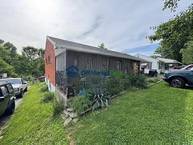 Off-market house in Shelbyville, Kentucky — 4 beds, 2 baths, $132,000 — photo 4 of 8