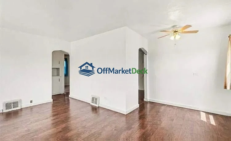 Off-market house in Denver, Colorado — 2 beds, 1 bath, $247,000 — photo 3 of 8