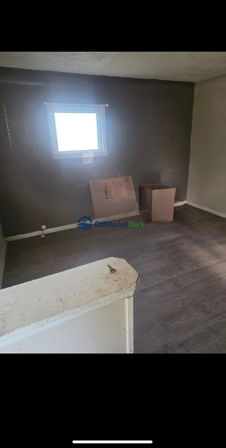 Off-market house in Warren, Michigan — 2 beds, 1 bath, $65,000 — photo 4 of 8