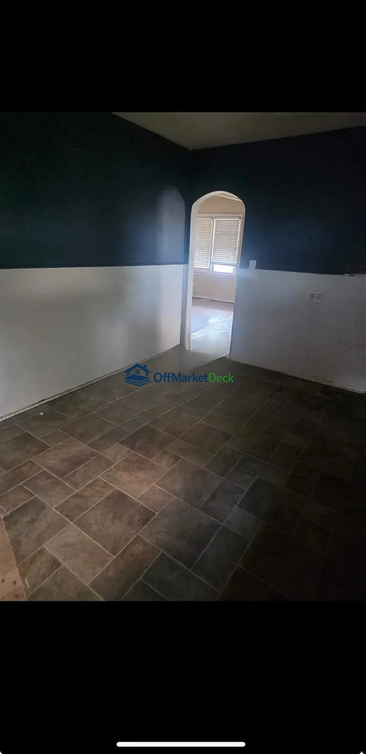 Off-market house in Warren, Michigan — 2 beds, 1 bath, $65,000 — photo 3 of 8