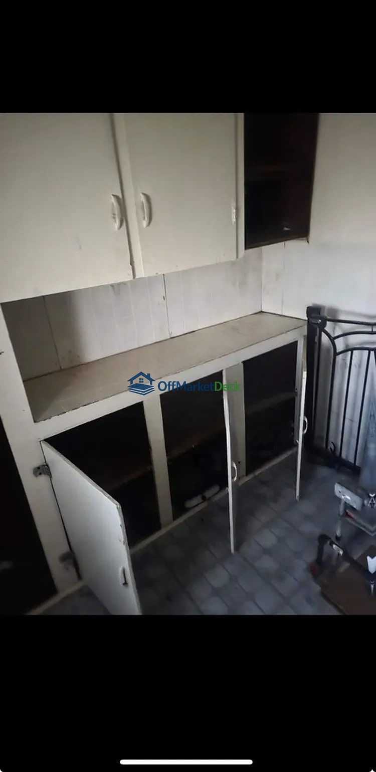 Off-market house in Warren, Michigan — 2 beds, 1 bath, $65,000 — photo 5 of 8