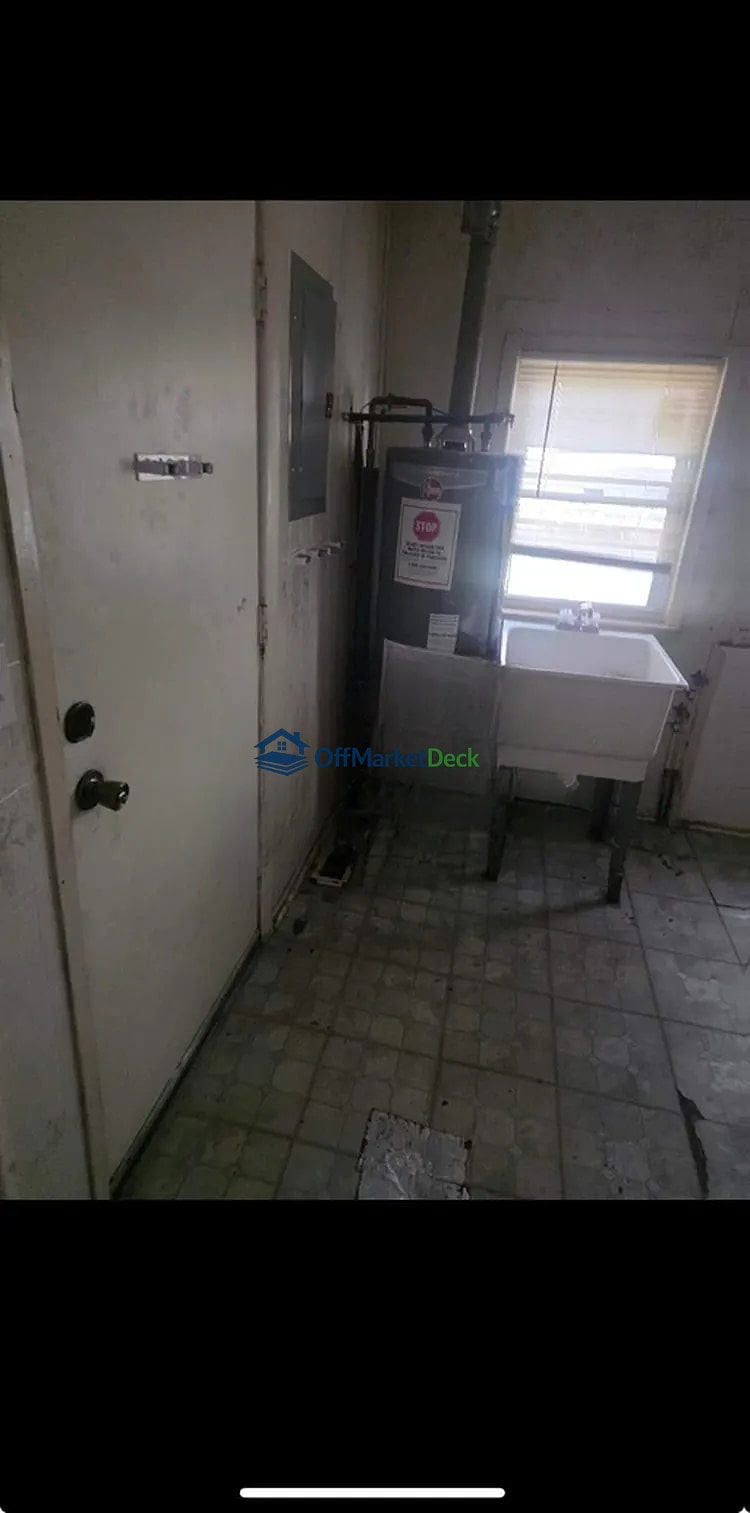 Off-market house in Warren, Michigan — 2 beds, 1 bath, $65,000 — photo 6 of 8