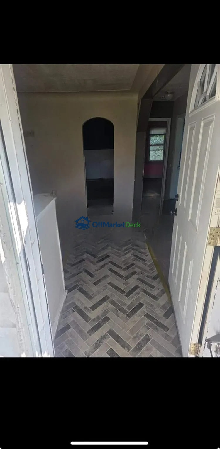 Off-market house in Warren, Michigan — 2 beds, 1 bath, $65,000 — photo 2 of 8