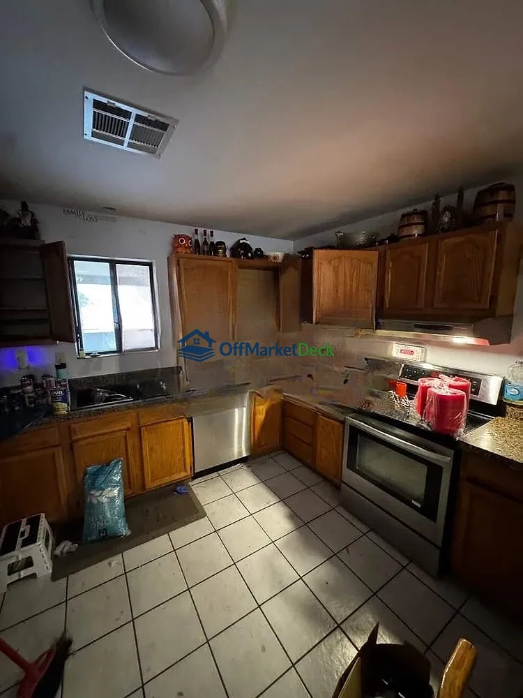 Off-market house in Litchfield Park, Arizona — 4 beds, 2 baths, $439,900 — photo 2 of 7
