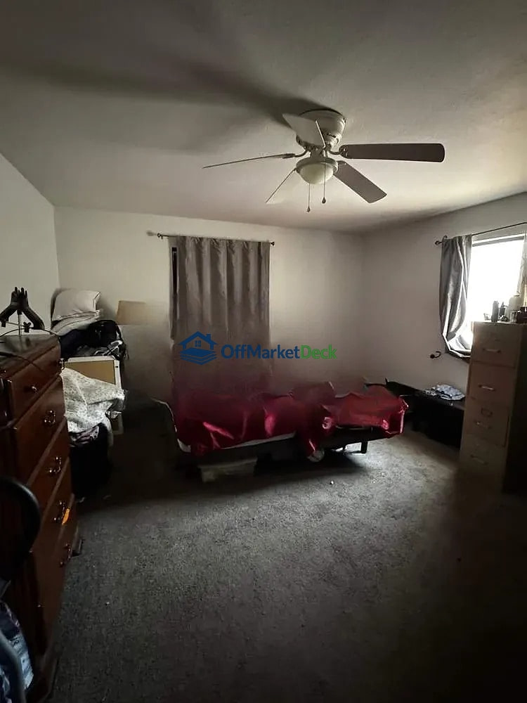 Off-market house in Litchfield Park, Arizona — 4 beds, 2 baths, $439,900 — photo 4 of 7