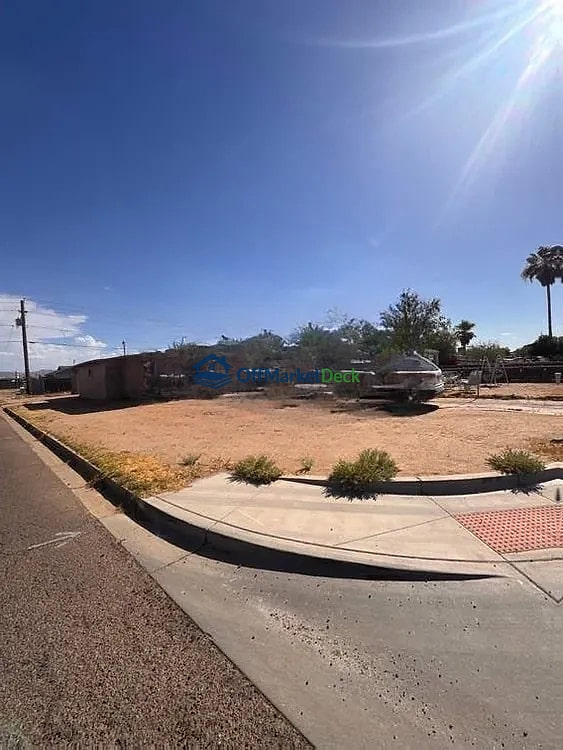 Off-market house in Phoenix, Arizona — 3 beds, 2 baths, $235,000 — photo 2 of 8