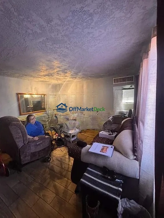 Off-market house in Phoenix, Arizona — 3 beds, 2 baths, $235,000 — photo 5 of 8