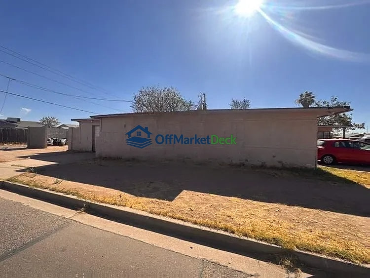Off-market house in Phoenix, Arizona — 3 beds, 2 baths, $235,000 — photo 3 of 8